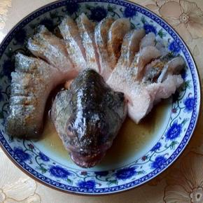 再将鲈鱼的背部切开，但不要切段，摆放再盘子里，将鱼头放在鱼的背部上面。放入料酒，盐，生抽。十三香，腌制10分钟。
