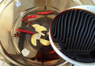 配料放入锅中，倒入酱油