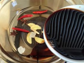 配料放入锅中，倒入酱油