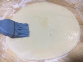 在饼上淋上少许的油涂抹均匀。