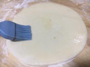 在饼上淋上少许的油涂抹均匀。