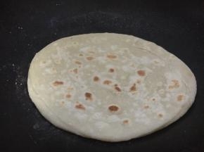 然后盖上锅盖儿将饼的两面烙制浅浅的金黄色。烙饼时要不停的转动饼，让饼受热均匀。