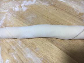 把饼卷成如图的长条状。