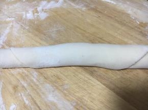 把饼卷成如图的长条状。