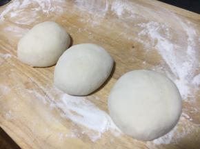把面团评论分成几个等份。