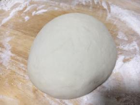 把面倒入盆中，边倒入水边用筷子搅动，等面稍稍凉了后，用手把面揉到面团光滑，然后密封醒发一个小时。