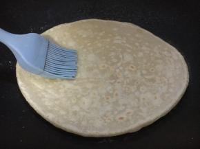 第二面定型后再迅速翻面，在饼的表面刷一两滴的油。饼的两面一定型就要迅速翻面是为了锁住水分，烙出的饼柔软。