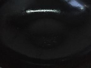 把平底锅烧热，抹上少许的油，油一定要少。