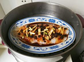 蒸锅烧开，放入巴沙鱼蒸八分钟焖三分钟