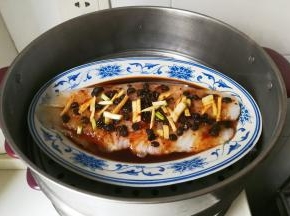 蒸锅烧开，放入巴沙鱼蒸八分钟焖三分钟
