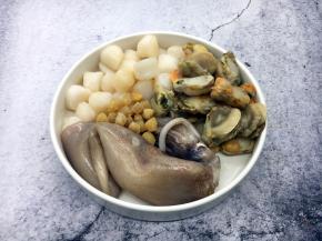 在三鲜卤中可放些自己喜欢的海鲜，大海鲜螃蟹、鲍鱼，以及贝壳类的小海鲜您随意加。我准备了小海鲜鱿鱼、全贝、鲜贝、和干贝，我感觉干贝的提鲜效果最好。