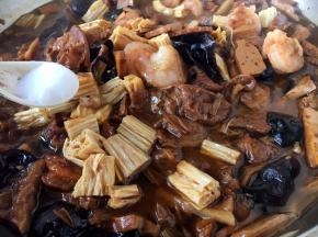 此时放入适量的盐调味，盐放的可稍微多点，卤味咸点拌面更好吃。另外此时可用适量的老抽调色。