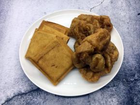 三鲜卤面中必不可少的香干和面筋。