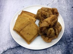 三鲜卤面中必不可少的香干和面筋。