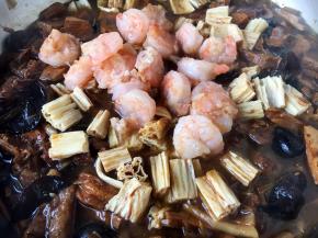 40分钟后放入另外一半的炒虾仁和腐竹，把它们煮开即可。