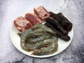天津三鲜卤面的三鲜指的是肉、鲜虾、海参。