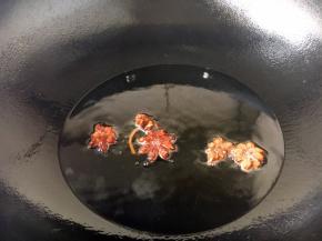 开大火置锅，锅内留炒虾仁底油，再加入油（油总量是平时炒肉时的2倍），改中小火，放八角，将八角煸出香味。