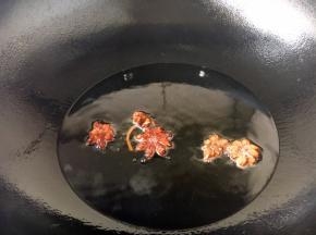 开大火置锅，锅内留炒虾仁底油，再加入油（油总量是平时炒肉时的2倍），改中小火，放八角，将八角煸出香味。