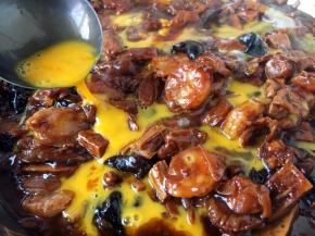 勾芡后改小火，淋入鸡蛋液。淋入蛋液时，先把鸡蛋打散，然后用筷子挡着往下流鸡蛋液的碗边，让鸡蛋液顺着筷子和碗边的空隙往下流，要转圈淋入鸡蛋液，让蛋液均匀分布在锅里，这时要有点小耐心等待蛋液定型哦。不过这步可以略去，您也可以把鸡蛋提前炒好，撒在盛在盆里的卤上。