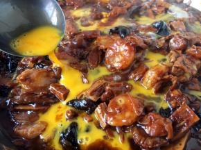 勾芡后改小火，淋入鸡蛋液。淋入蛋液时，先把鸡蛋打散，然后用筷子挡着往下流鸡蛋液的碗边，让鸡蛋液顺着筷子和碗边的空隙往下流，要转圈淋入鸡蛋液，让蛋液均匀分布在锅里，这时要有点小耐心等待蛋液定型哦。不过这步可以略去，您也可以把鸡蛋提前炒好，撒在盛在盆里的卤上。
