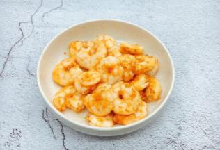 鲜虾的处理方式可提前炒成虾仁，也可以剥成虾仁直接放在卤里，我还是习惯把鲜虾剥了皮，挑了虾线，入味上浆后把虾仁炒熟。我个人感觉这两种方式做出来的效果没有太大的区别。