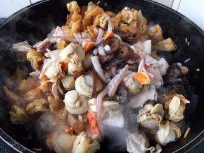 放入其它所有食材翻炒均匀。炒虾仁暂时先放入了一半，先用一半的虾仁焅出鲜味，然后到最后再放入另外一半的炒虾仁，为的是吃虾仁软嫩的口感。