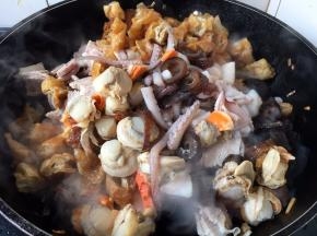 放入其它所有食材翻炒均匀。炒虾仁暂时先放入了一半，先用一半的虾仁焅出鲜味，然后到最后再放入另外一半的炒虾仁，为的是吃虾仁软嫩的口感。