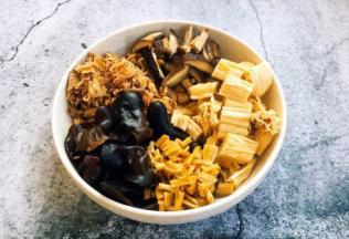 所有的干货都要提前泡发好。干货的泡发，泡发时请用凉水，木耳和香菇至少要提前1个小时泡发，腐竹和笋干要提前8个小时泡，干黄花菜泡半个小时就可以。然后把这些泡发的将泡发好的木耳撕小朵，黄花菜切1厘米段，香菇切小片，腐竹切成寸段，笋干切成1厘米见方的小片。 这些泡发食材切的大小可随个人喜好大小来切。