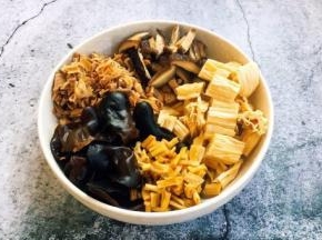 所有的干货都要提前泡发好。干货的泡发，泡发时请用凉水，木耳和香菇至少要提前1个小时泡发，腐竹和笋干要提前8个小时泡，干黄花菜泡半个小时就可以。然后把这些泡发的将泡发好的木耳撕小朵，黄花菜切1厘米段，香菇切小片，腐竹切成寸段，笋干切成1厘米见方的小片。 这些泡发食材切的大小可随个人喜好大小来切。