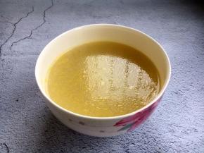 另外泡发香菇的水一定要保留，过滤杂质后备用。 香菇被称为天然的味精，香菇水能起到提鲜增香的作用。