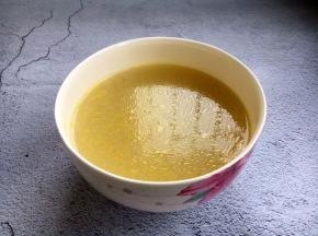 另外泡发香菇的水一定要保留，过滤杂质后备用。 香菇被称为天然的味精，香菇水能起到提鲜增香的作用。
