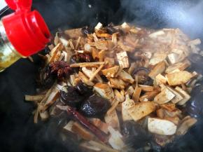 倒入120ml的酱油，翻炒均匀。