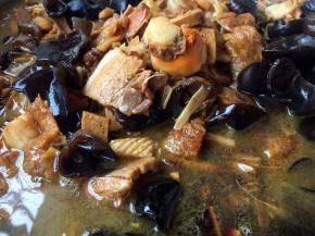 香菇水和高汤的量要没过食材3厘米左右。三鲜卤讲究大火炖小火焅，先将汤大火炖开，随后改小火慢炖，小火慢炖时间可自行掌握，一般情况下炖10分钟后面筋软烂就可以了。要想三鲜卤更好吃可小火炖2个小时，我当时炖了40分钟左右。