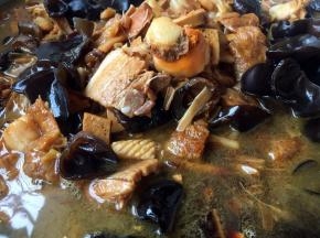 香菇水和高汤的量要没过食材3厘米左右。三鲜卤讲究大火炖小火焅，先将汤大火炖开，随后改小火慢炖，小火慢炖时间可自行掌握，一般情况下炖10分钟后面筋软烂就可以了。要想三鲜卤更好吃可小火炖2个小时，我当时炖了40分钟左右。