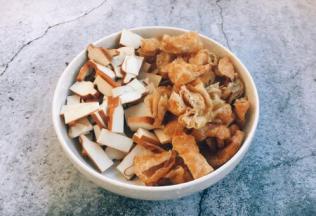 香干提前切成小片，面筋切成核桃块大小。