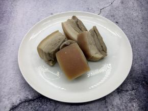 平日里我们打三鲜卤习惯放炒肉片，那样方便便捷，因为是过年就做的就得地道些，因为按照传统的做法三鲜卤里放的就是白肉，即用买来的无花肉先焯水，然后放入姜片、八角、用清水炖五花肉，炖至五成熟，待凉透后切成2毫米左右的大片备用。