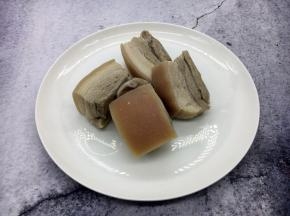 平日里我们打三鲜卤习惯放炒肉片，那样方便便捷，因为是过年就做的就得地道些，因为按照传统的做法三鲜卤里放的就是白肉，即用买来的无花肉先焯水，然后放入姜片、八角、用清水炖五花肉，炖至五成熟，待凉透后切成2毫米左右的大片备用。