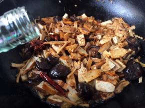 沿锅沿烹入1勺的料酒。