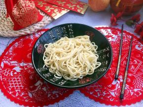 将煮好的适量的面条放在大碗里。