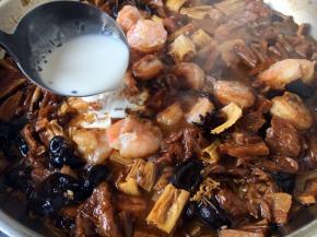 打三鲜卤必须要勾芡，勾芡后卤汁才能挂在面条上，面条才能吸足卤汁的味道。勾芡时改中火，淀粉（我用了50g左右）用水调匀，分次淋入锅里，每淋入一次要用铲子轻轻推匀，直到卤的浓稠适度，卤的浓稠度以卤汁能挂在面上为好。