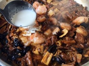打三鲜卤必须要勾芡，勾芡后卤汁才能挂在面条上，面条才能吸足卤汁的味道。勾芡时改中火，淀粉（我用了50g左右）用水调匀，分次淋入锅里，每淋入一次要用铲子轻轻推匀，直到卤的浓稠适度，卤的浓稠度以卤汁能挂在面上为好。