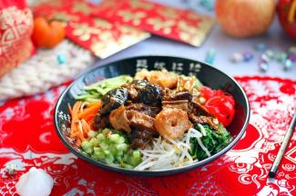 浇上三鲜卤，再加上几筷子你喜欢的四个拌菜，拌一拌，鲜浓醇厚的三鲜卤面味道妙不可言。