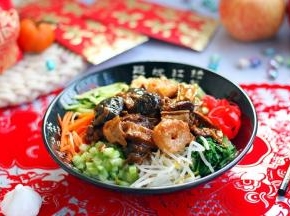 浇上三鲜卤，再加上几筷子你喜欢的四个拌菜，拌一拌，鲜浓醇厚的三鲜卤面味道妙不可言。