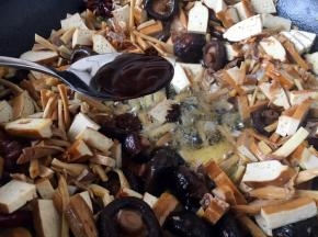 把煸炒好的食材扒在锅的一边，锅的中间留出来，放入1勺的天津甜面酱，小火把甜面酱炒出香味。