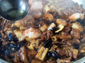 打三鲜卤最重要的小细节是最后要淋入1勺的花椒油提味增鲜。