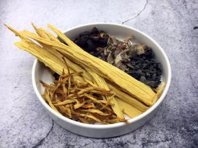 木耳、香菇、干花菜、笋干、腐竹这些干货都是在三鲜卤中起到提鲜作用的。