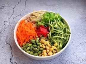 这是准备好的菜码：黄瓜、胡萝卜、绿豆芽，黄豆、青豆、芹菜丁、红粉皮。菜码是用于拌三鲜卤面的，有了它营养更均衡健康，菜码可随自己的口味搭配应季时蔬，丰俭由己。过年一定要放红粉皮，显得喜庆的同时寓意着新的一年里生活红红火火。