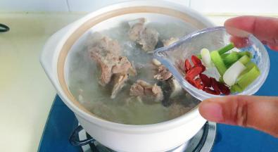 最后撒上葱花和枸杞就完成了