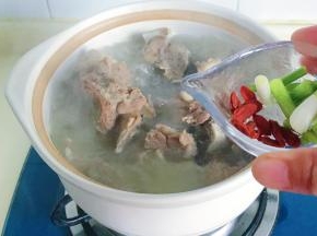 最后撒上葱花和枸杞就完成了