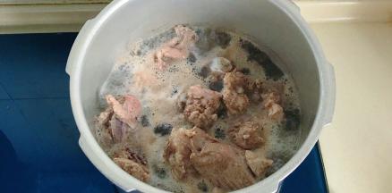 锅里焯水去除杂质和油腻
